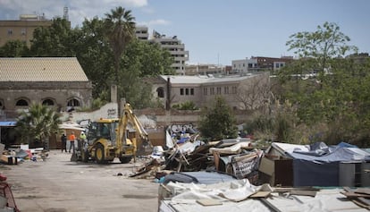 Una excavadora comienza el derribo de las barracas. 