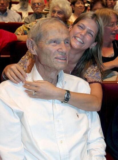 Yosef Harel, en agosto de 2007 con una familiar.