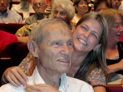 Yosef Harel, en agosto de 2007 con una familiar.
