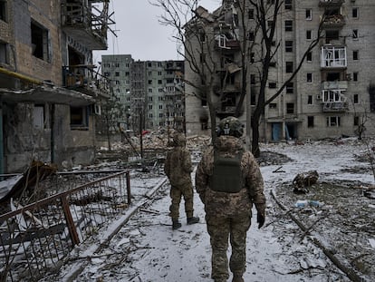Dos soldados ucranios, el jueves en Avdiivka, en la provincia de Donetsk.