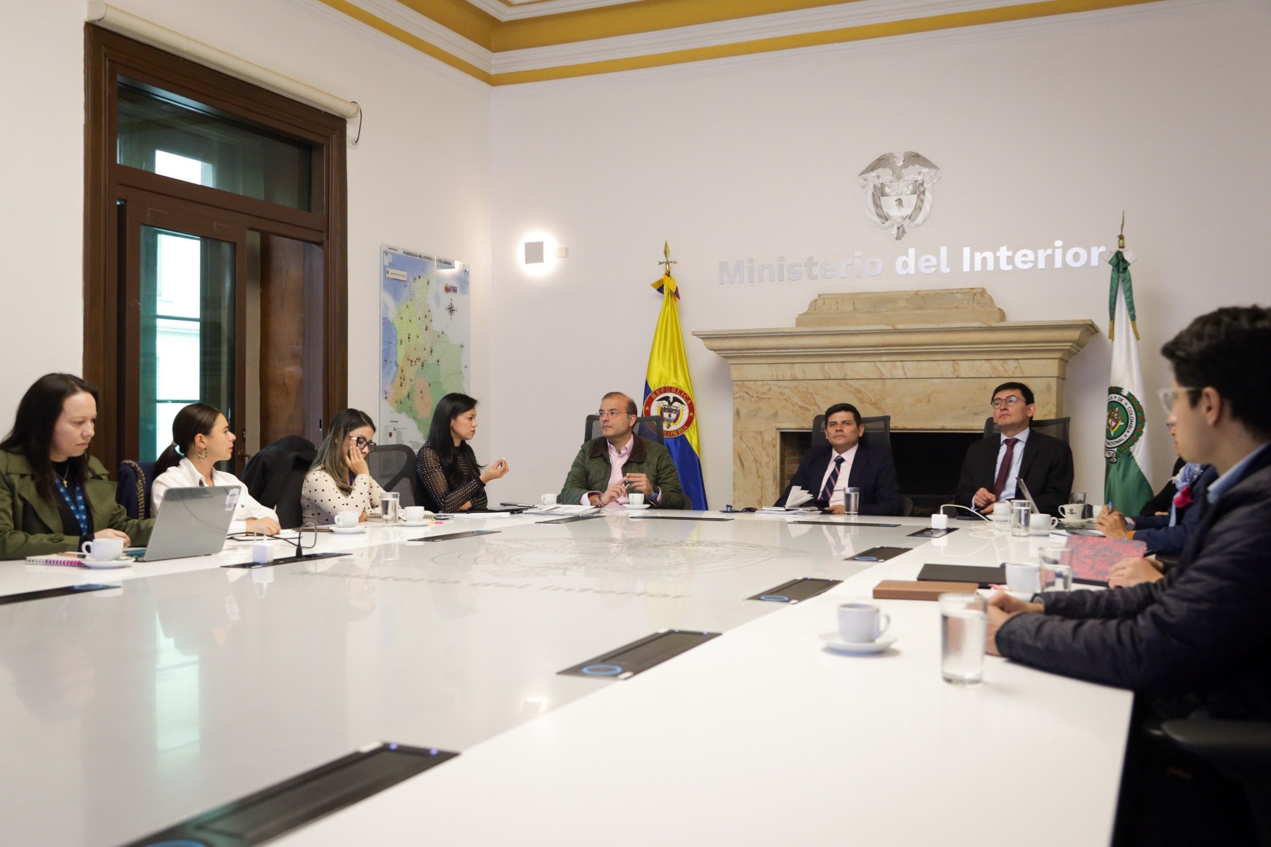 Sin contrato y con poder: los particulares que mandan en una dependencia del Ministerio del Interior de Colombia