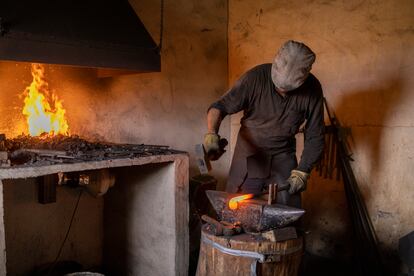 El artista Íñigo Flores trabajando el hierro en la fragua para crear una de sus obras.