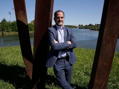 Carlos Iturgaiz, candidato de PP-Cs a lehendakari, posa este martes en Irún (Gipuzkoa) con el río Bidasoa al fondo.