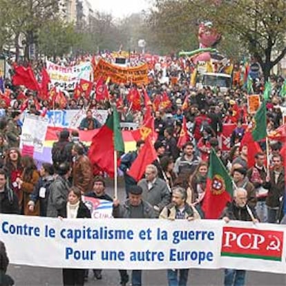 Miles de manifestantes de grupos antiglobalización, ayer en París.
/ EFE