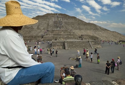 El viaje desde el DF dura más o menos hora y media y se puede ir en coche o en autobús. La llamada Ciudad de los Dioses alberga los restos de una de las civilizaciones precolombinas más importantes de América. Aquí hay grandes pirámides a las que, a diferencia de las de Egipto, se puede subir. La Pirámide del Sol, la más alta del complejo, tiene 243 escalones y su cúspide a 63,5 metros está en sincronía con el eje por donde el sol se esconde al anochecer. Los edificios que componen la ciudad de Teotihuacán están conectados por la Calzada de los Muertos, que une la Pirámide de Sol con la de la Luna. La Pirámide de la Luna se alza a 42 metros del suelo. Destacan los restos humanos y las ofrendas de joyas, jade y obsidiana. La entrada al complejo arqueológico cuesta 64 pesos, unos 3,5 euros. Si se va en coche, hay que pagar también el estacionamiento, unos 2,5 euros.