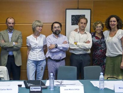 Miembros de la Comisión de Valoración que analizará las peticiones de ayudas, ayer en Vitoria.