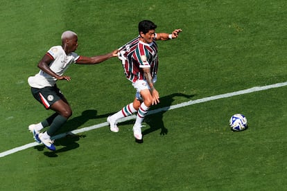 Moisés Caicedo agarra a Germán Cano, del Fluminense, durante la semifinal del Mundial de Clubes.