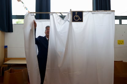 El líder del partido francés de izquierdas Francia Insumisa (LFI), Jean-Luc Mélenchon, se prepara para votar en un colegio electoral en París. 