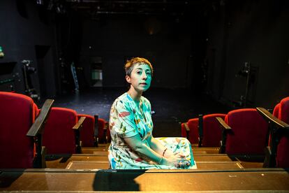 La poeta Elena Medel, en las butacas del Teatro del Barrio, en Madrid.