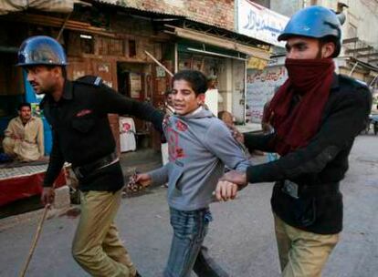 La policía detiene a un partidario de Bhutto ayer en Rawalpindi.