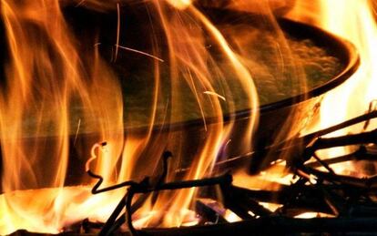 Fuego vivísimo en la cocina del restaurante Paco Gandía, en Pinoso, Alicante