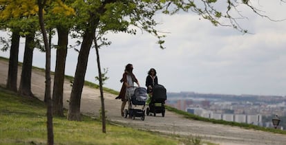 Dos mujeres pasean con sus bebés en carrito.