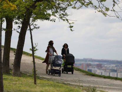 Dos mujeres pasean con sus bebés en carrito.