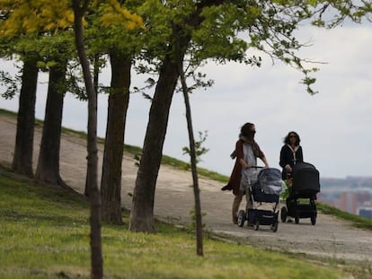 Dos mujeres pasean con sus bebés en carrito.