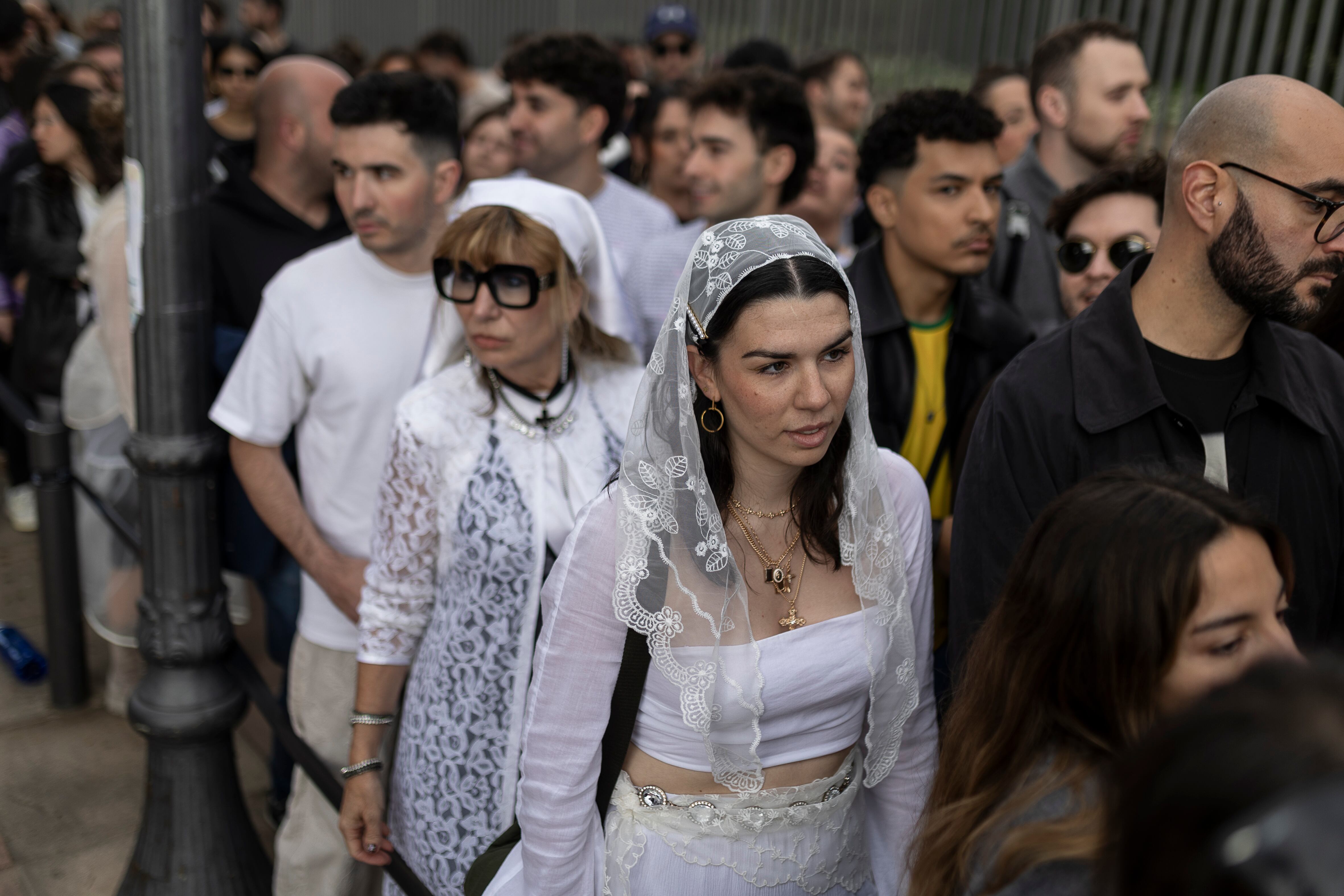 Seguidores de Rosalía hacen cola en las proximidades del Palau Sant Jordi para acceder al concierto. [ALBERT GARCIA] 


