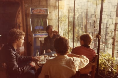 Los miembros de Nacha Pop, en un bar. Antonio Vega, en frente. A su izquierda, Nacho García Vega. A su izquierda, Carlos Brooking. Y de espaldas, Ñete. 