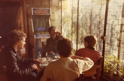 Los miembros de Nacha Pop, en un bar. Antonio Vega, en frente. A su izquierda, Nacho García Vega. A su izquierda, Carlos Brooking. Y de espaldas, Ñete.
