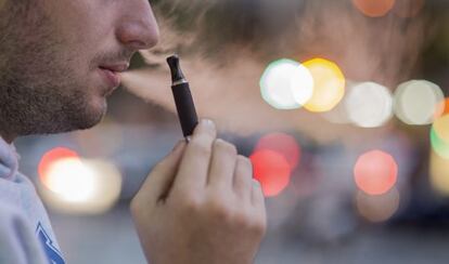 Un hombre fuma un cigarrillo electrónico en Barcelona.
