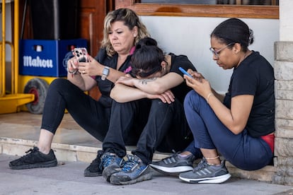 Familiares y amigas de Alejandra, la víctima de violencia de género, este miércoles, junto al portal donde ha tenido lugar el crimen.