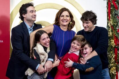 Los jueces de 'MasterChef Junior', Pepe Rodríguez, Samantha Vallejo y Jordi Cruz, con tres de los participantes del programa.