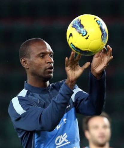 Abidal, ayer en un entrenamiento con Francia. 