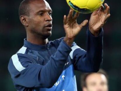 Abidal, ayer en un entrenamiento con Francia. 