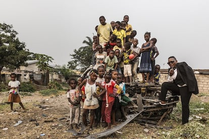 Edith, de 47 anos, posa com um grupo de crianças do bairro.