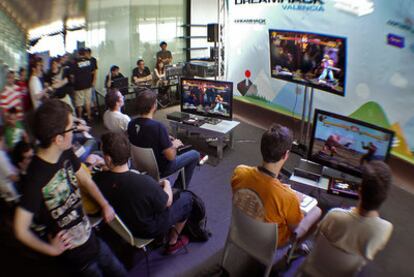 Varios jugadores en el certamen DreamHack, ayer, en el edificio Veles e Vents de Valencia.