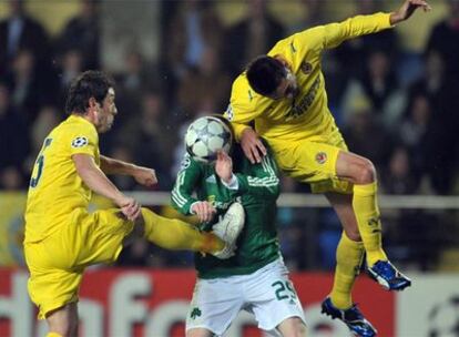 Nihat y Bruno luchan por el balón con Nilsson, del Panathinaikos.