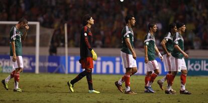 Los jugadores de México se retiran del terreno de juego después de perder ante Costa Rica.