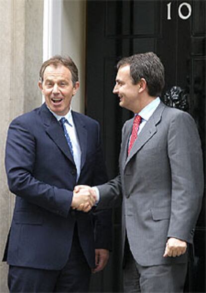 Tony Blair y José Luis Rodríguez Zapatero se saludan en el número 10 de Downing Street, en Londres.