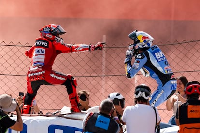 Los hermanos Márquez (Marc, izquierda; Álex, derecha), tras el GP de Cataluña en Montmeló.