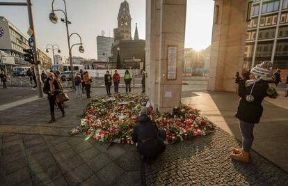 Homenaje improvisado a los doce fallecidos en el atentado terrorista en el mercado navideño de Berlín (Alemania), el 21 de diciembre de 2016.