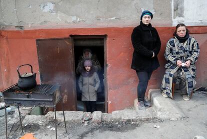 Civiles frente a su refugio en el sótano de un edificio de Mariupol, este jueves. El Reino Unido ha afirmado este jueves que hay “pruebas muy, muy sólidas” de que se están cometiendo crímenes de guerra en Ucrania y que el presidente ruso, Vladímir Putin, está detrás de ellos.