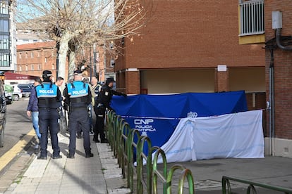 Efectivos policiales en las inmediaciones del lugar en el que un menor de edad ha matado a puñaladas a su padre en Palencia.