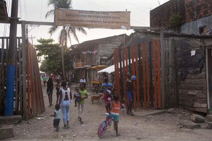 Una vez se constituyeron como territorio de paz, los vecinos de la calle San Francisco instalaron un portón para regular la entrada de las personas que entran al espacio. Esta calle forma parte del barrio La Playita, en la zona conocida como bajamar de Buenaventura, en Colombia. Tras años asolada por la violencia de los 'neoparamilitares', sus vecinos decidieron plantar cara y recuperar la calle.