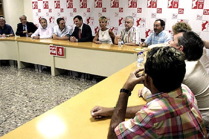 El secretario general del PSPV-PSOE, Joan Ignasi Plá, durante la reunión con alcaldes y portavoces socialistas de los municipios afectados por el accidente.