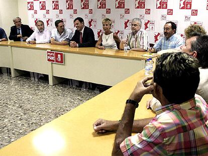El secretario general del PSPV-PSOE, Joan Ignasi Plá, durante la reunión con alcaldes y portavoces socialistas de los municipios afectados por el accidente.