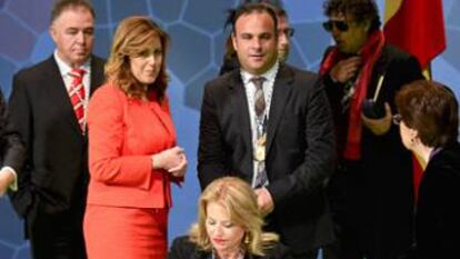 Flor de Torres firma en el libro de honor tras recibir la medalla de Andalucía.