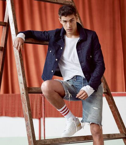 Mario lleva cazadora vaquera ADOLFO DOMINGUEZ, camiseta PRADA, bermuda vaquera LEVI’S y zapatillas HOGAN. En el cabello, el efecto sedoso de la crema suavizante Arcilla Extraordinaria de ELVIVE L’ORÉAL PARIS.