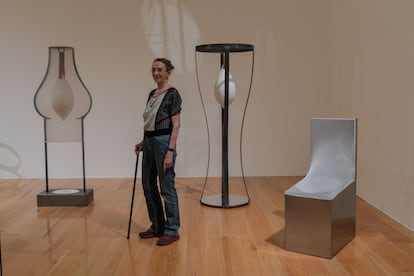 Teresa Serrano junto a su producción escultórica en el Museo de Arte Contemporáneo de Monterrey.