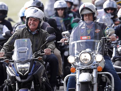 Bolsonaro pilota moto com apoiadores por ocasião do Dia das Mães, no domingo, em Brasília.