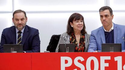 La presidenta del PSOE, Cristina Narbona, el secretario general del partido, Pedro Sánchez, y el secretario de organización, José Luis Ábalos, en la reunión de la Ejecutiva Federal celebrada este lunes en Ferraz.