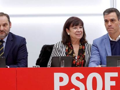 La presidenta del PSOE, Cristina Narbona, el secretario general del partido, Pedro Sánchez, y el secretario de organización, José Luis Ábalos, en la reunión de la Ejecutiva Federal celebrada este lunes en Ferraz.