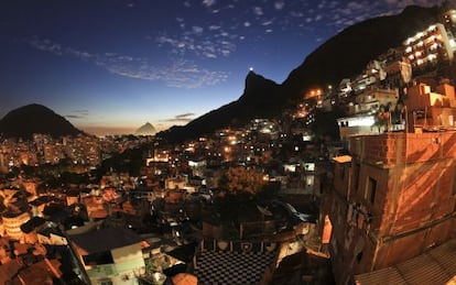 Vistas al atardecer desde el punto más alto de la favela Santa Marta, en Río de Janeiro.