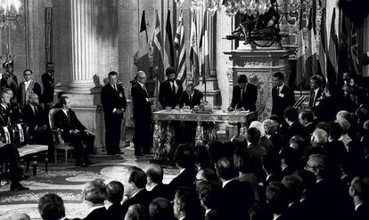 Felipe González y Fernando Morán firman, en presencia del Rey, el Acta de Adhesión de España a las Comunidades Europeas en el Palacio Real,  el 12 de junio de 1985.