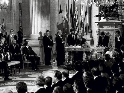 Felipe González y Fernando Morán firman, en presencia del Rey, el Acta de Adhesión de España a las Comunidades Europeas en el Palacio Real,  el 12 de junio de 1985.