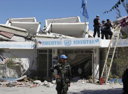 Personal de la ONU inspecciona los daños sufridos por la sede del organismo, en Puerto Príncipe.