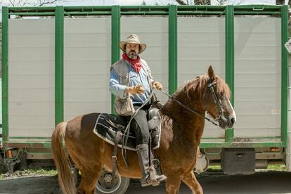 Según Ángel, “El cowboy de ciudad es aquel abogado, periodista, taxista, albañil, economista, repartidor de pizzas, ingeniero... que llegado su tiempo libre saca sus botas vaqueras del armario y monta un caballo, para internarse en la naturaleza en plan Jeremiah Johnson. Luego, de vuelta a la ciudad, para rememorar su pequeña aventura, pone su canción country favorita o acude a alguno de los escasos establecimientos donde se baila ‘line dance’”