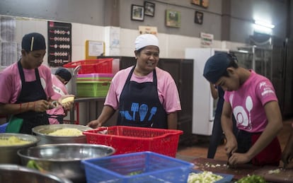 Clases de cocina en la organización Friends International en Pnom Penh (Camboya).